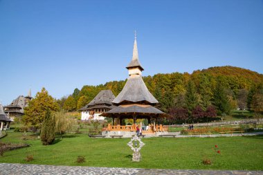 BARSAN, ROMANIA - 28 Ekim 2020: Maramures County, Romanya 'daki Barsana Ahşap Manastırı manzarası.