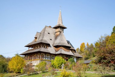 BARSAN, ROMANIA - 28 Ekim 2020: Maramures County, Romanya 'daki Barsana Ahşap Manastırı manzarası.