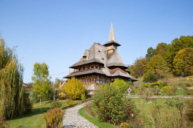 BARSAN, ROMANIA - 28 Ekim 2020: Maramures County, Romanya 'daki Barsana Ahşap Manastırı manzarası.