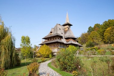BARSAN, ROMANIA - 28 Ekim 2020: Maramures County, Romanya 'daki Barsana Ahşap Manastırı manzarası.