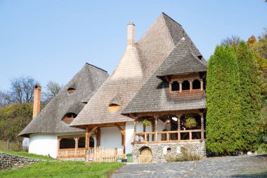 BARSAN, ROMANIA - 28 Ekim 2020: Maramures County, Romanya 'daki Barsana Ahşap Manastırı manzarası.