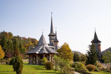 BARSAN, ROMANIA - 28 Ekim 2020: Maramures County, Romanya 'daki Barsana Ahşap Manastırı manzarası.