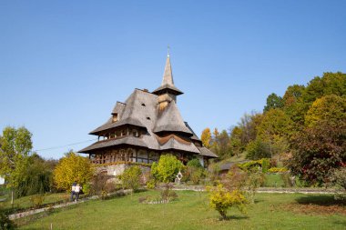 BARSAN, ROMANIA - 28 Ekim 2020: Maramures County, Romanya 'daki Barsana Ahşap Manastırı manzarası.
