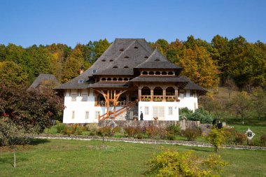 BARSAN, ROMANIA - 28 Ekim 2020: Maramures County, Romanya 'daki Barsana Ahşap Manastırı manzarası.