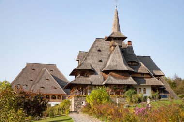 BARSAN, ROMANIA - 28 Ekim 2020: Maramures County, Romanya 'daki Barsana Ahşap Manastırı manzarası.