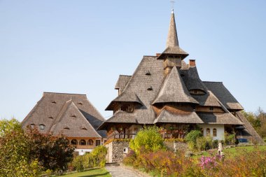 BARSAN, ROMANIA - 28 Ekim 2020: Maramures County, Romanya 'daki Barsana Ahşap Manastırı manzarası.