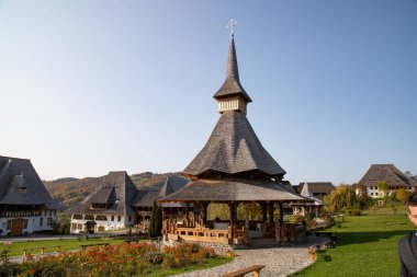 BARSAN, ROMANIA - 28 Ekim 2020: Maramures County, Romanya 'daki Barsana Ahşap Manastırı manzarası.