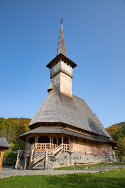 BARSAN, ROMANIA - 28 Ekim 2020: Maramures County, Romanya 'daki Barsana Ahşap Manastırı manzarası.