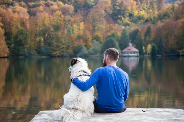 Hombre Perro Sentado Por Lago Otoño Distanciamiento Social — Foto de Stock