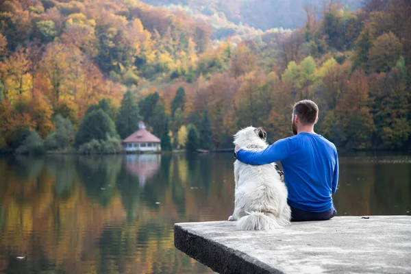 Muž Pes Sedí Podzimního Jezera Sociální Distancování — Stock fotografie