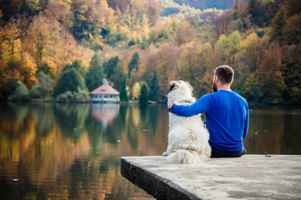 Homem Cão Sentado Beira Lago Outono Distanciamento Social — Fotografia de Stock