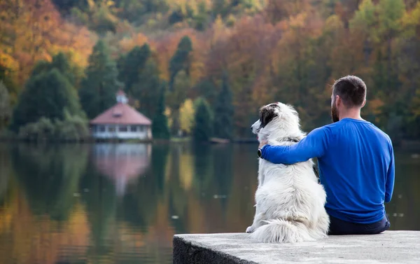 Hombre Perro Sentado Por Lago Otoño Distanciamiento Social —  Fotos de Stock