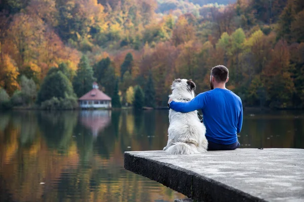 Homem Cão Sentado Beira Lago Outono Distanciamento Social — Fotografia de Stock