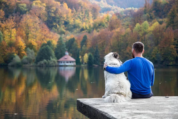 Hombre Perro Sentado Por Lago Otoño Distanciamiento Social — Foto de Stock