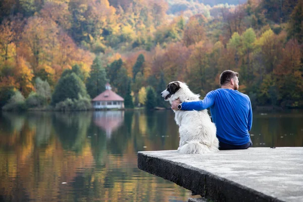 Hombre Perro Sentado Por Lago Otoño Distanciamiento Social — Foto de Stock