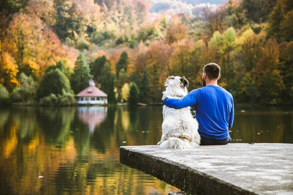 Hombre Perro Sentado Por Lago Otoño Distanciamiento Social — Foto de Stock