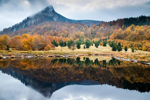 Hermoso Panorama Montaña Reflejándose Paisaje Otoño Lago — Foto de Stock