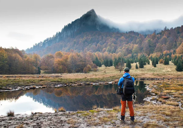 Man Trekking Prachtig Herfstlandschap — Stockfoto