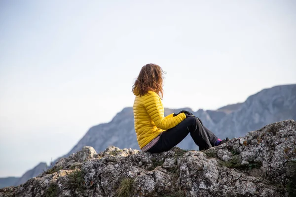 Donna Montagna Distanza Sociale — Foto Stock