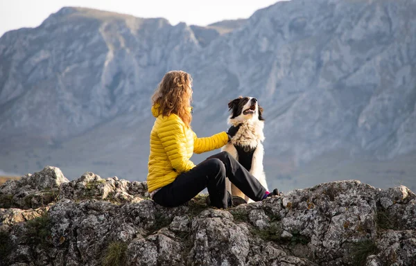 Mujer Cima Montaña Con Perro Social Distanciamiento —  Fotos de Stock