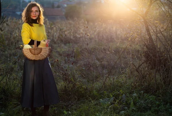 Donna Con Cesto Pieno Zucche Giardino Autunnale — Foto Stock