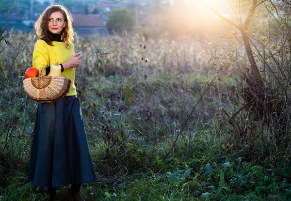 Frau Mit Korb Voller Kürbisse Herbstlichen Garten — Stockfoto