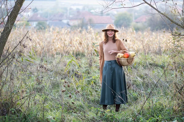 Donna Con Cesto Pieno Zucche Giardino Autunnale — Foto Stock