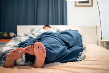 Yatakta çift ayaklara odaklanır.