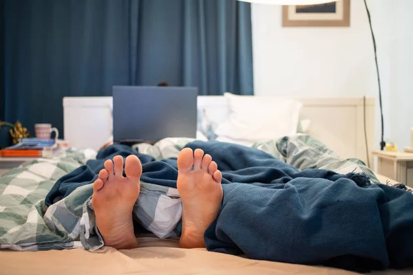 Man Bed Met Laptop Focus Voeten — Stockfoto