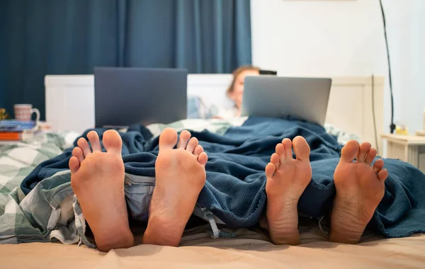 Laptop Casal Mulher Cama Casa Homem Quarto Relacionamento Juntos Tecnologia — Fotografia de Stock
