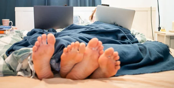 Laptop Par Kvinna Säng Hem Man Sovrum Relation Tillsammans Teknik — Stockfoto