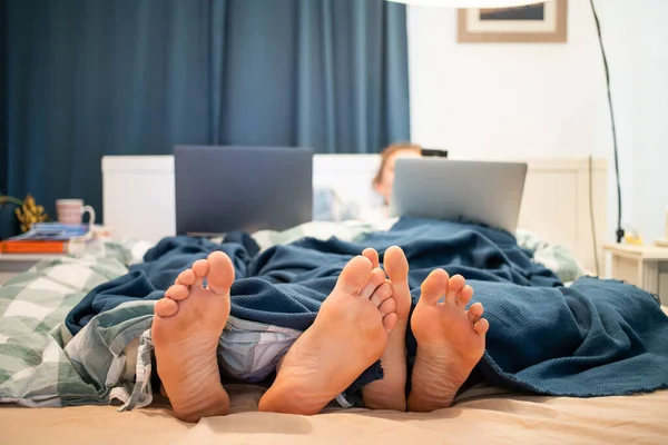 Ноутбук Пара Жінка Ліжко Будинок Чоловік Спальня Відносини Разом Технології — стокове фото
