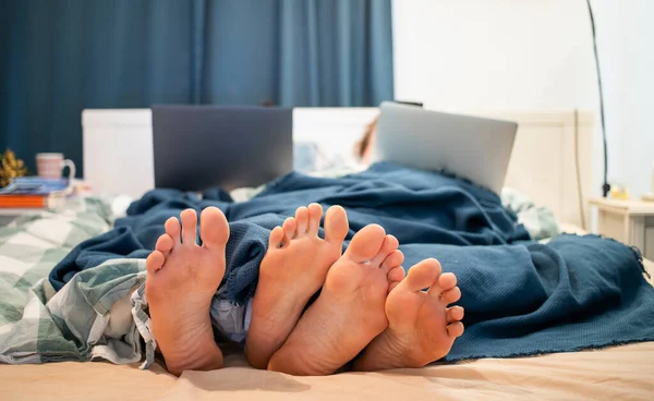 Laptop Koppel Vrouw Bed Huis Man Slaapkamer Relatie Samen Technologie — Stockfoto