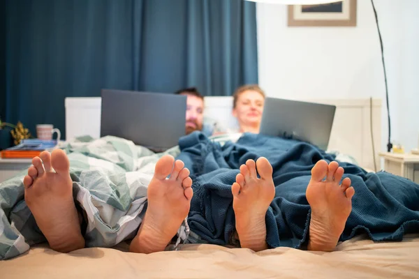 Ноутбук Пара Женщина Кровать Дом Мужчина Спальня Отношения Вместе Технологии — стоковое фото