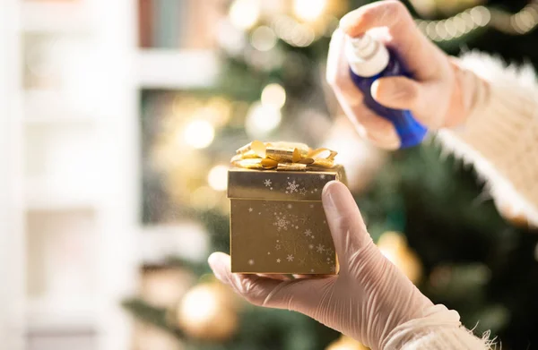 Desinfecção Uma Caixa Presente Natal Prevenção Coronavírus — Fotografia de Stock