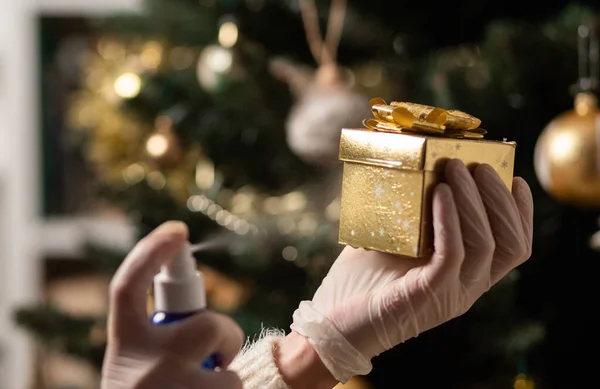 Disinfettare Una Scatola Regalo Natale Prevenzione Coronavirus — Foto Stock