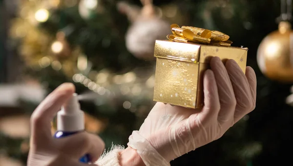 Desinfecção Uma Caixa Presente Natal Prevenção Coronavírus — Fotografia de Stock