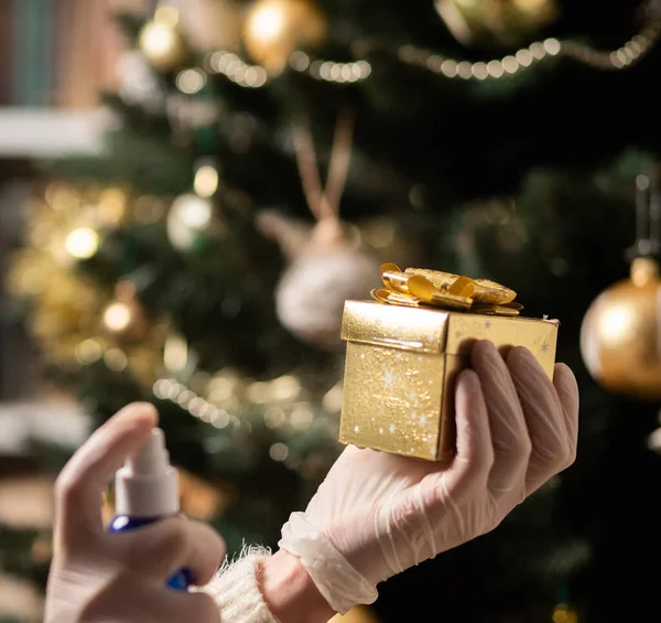 Disinfettare Una Scatola Regalo Natale Prevenzione Coronavirus — Foto Stock