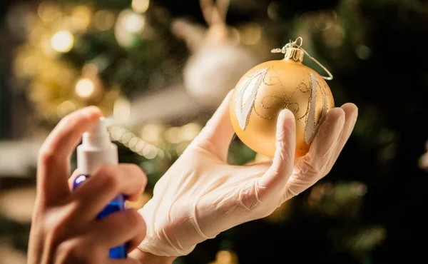 Desinfectar Una Navidad Bauble Coronavirus Prevención — Foto de Stock