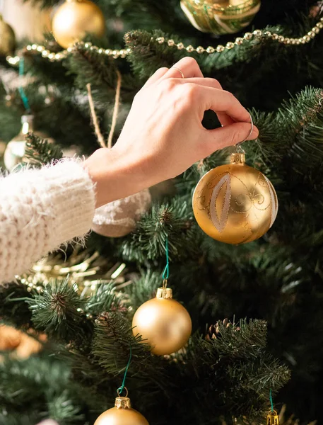 Pendurado Uma Bugiganga Natal Árvore — Fotografia de Stock