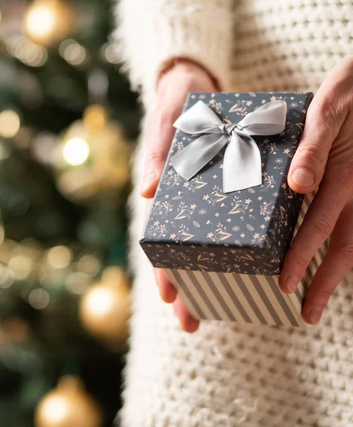 Mão Segurando Caixa Presente Natal Frente Luzes Férias — Fotografia de Stock