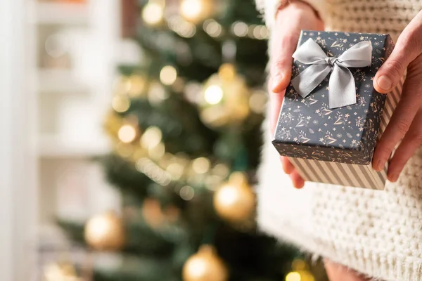 Mão Segurando Caixa Presente Natal Frente Luzes Férias — Fotografia de Stock