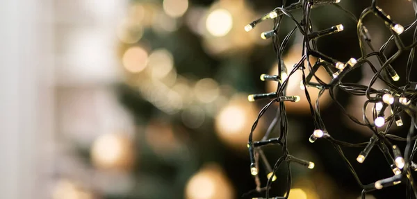 クリスマスツリーと家のライトは — ストック写真