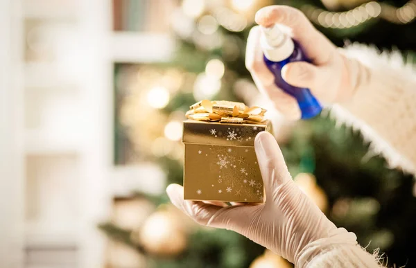 Desinfecção Uma Caixa Presente Natal Prevenção Coronavírus — Fotografia de Stock