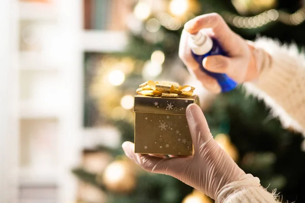 Disinfettare Una Scatola Regalo Natale Prevenzione Coronavirus — Foto Stock