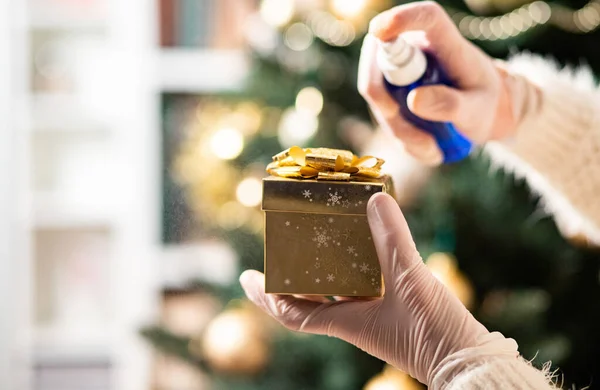 Desinfecção Uma Caixa Presente Natal Prevenção Coronavírus — Fotografia de Stock