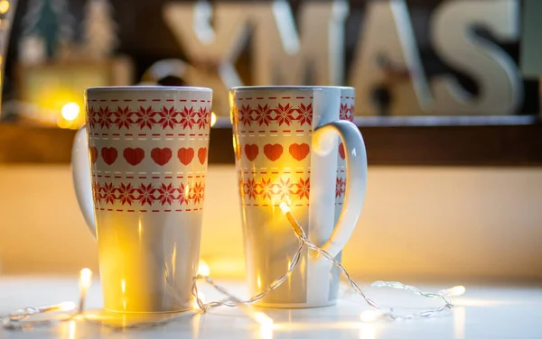 Tazas Navidad Contra Las Luces Navideñas — Foto de Stock