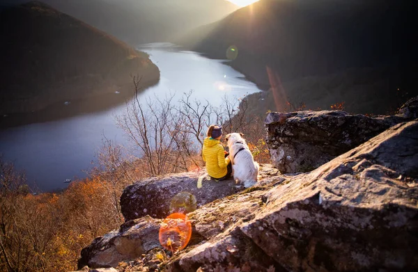 Mujer Perro Sentado Roca Disfrutando Increíble Vista Otoño Sobre Lago — Foto de Stock