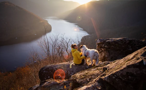 Vrouw Haar Hond Zitten Rots Genieten Van Een Prachtig Herfstuitzicht — Stockfoto