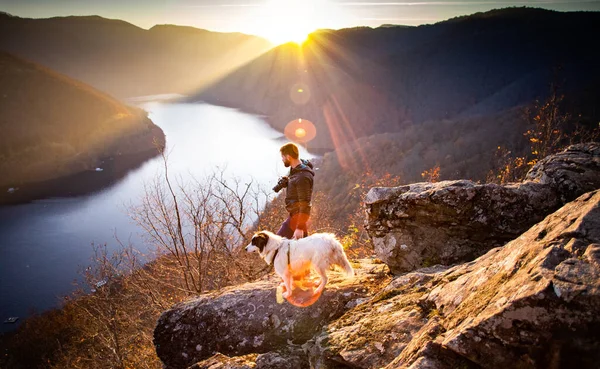 Mężczyzna Jego Pies Siedzi Skale Ciesząc Się Niesamowitym Jesiennym Widokiem — Zdjęcie stockowe